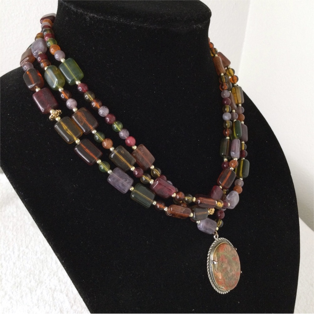 LAST CHANCE -RE-LISTING AT $48 TOMORROW Vtg Unakite Pendant Lucite Bead Necklace - Picture 3 of 16